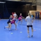 Tytöt pelaavat käsipalloa