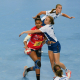 Ella Paukku taistelee käsipallo-ottelussa espanjalaista pelaajaa vastaan