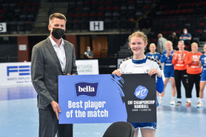 Jannie Grönmark pitelee "Player of the match" -kylttiä palkinnonjakajan kanssa