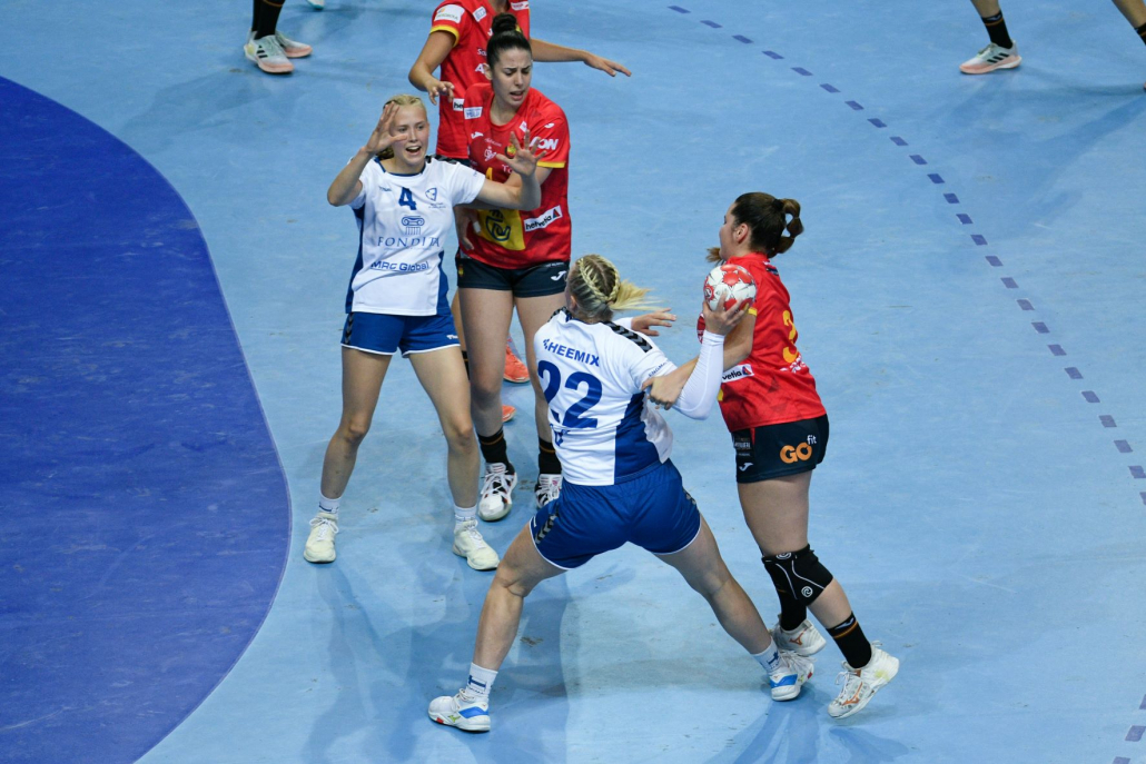 Suomen pelaajat Cassandra Nynäs ja My Pennanen hyökkäävät pallon kanssa Espanjan puolustusta vastaan