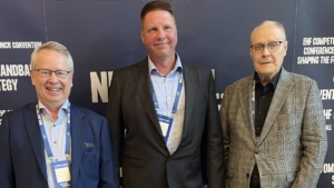 Vasemmalla Jari Henttonen, keskellä Mika Helaskoski  ja oikealla Tapio Arponen.