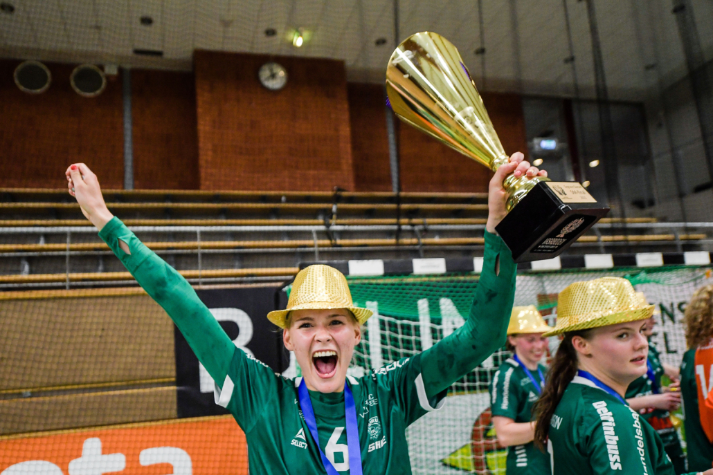 Ellen Voutilainen ja Ruotsin mestaruuspokaali